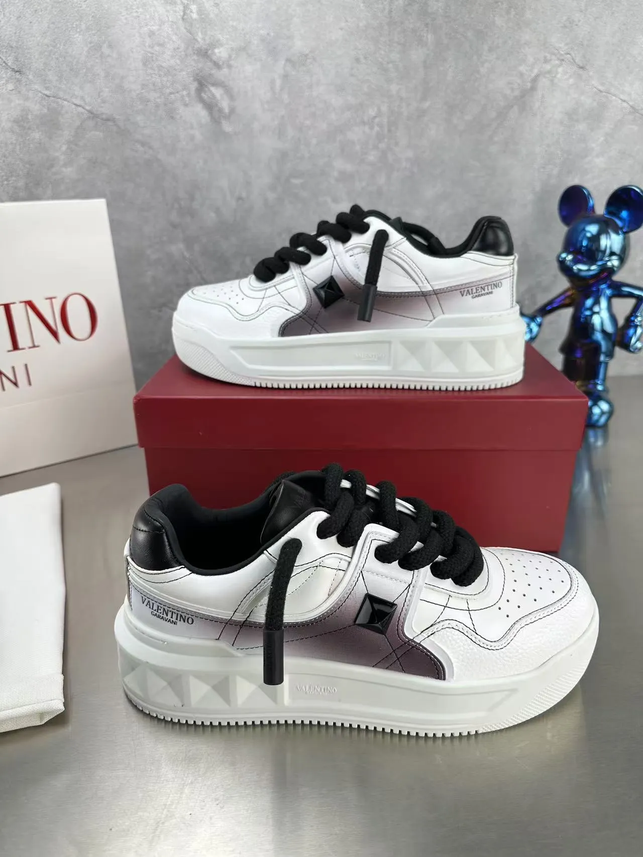👟👟Ex-factory price 640👟👟 🔺Valentino🔺Valentino new casual shoes 2023 latest model hot style for catwalk couples, thick shoelaces, the same style as Elsa Hosk, Zhang Yixing, Guan Xiaotong and many other stars 🔥 Top version + lasting process, full oil edge on the upper. Fabric: Customized cowhide + cowhide lining with breathable mesh. Outsole: original molded TPU thickened outsole. Size for women is 35-40. Men’s size is 39-45.